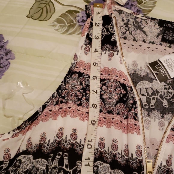 Rue21 women rompers pit to pit 20 Waist 13 - Picture 7 of 8